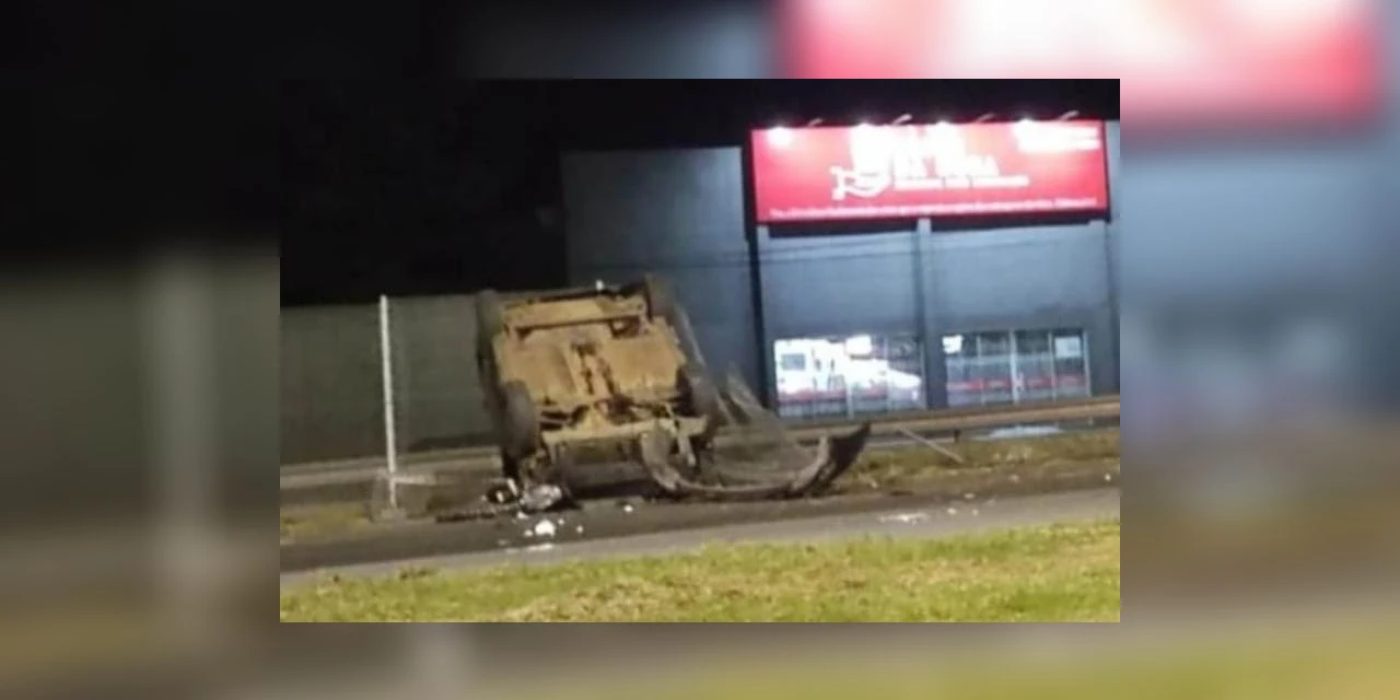 Suspeitos de assalto capotam carro durante perseguição e confronto com a PM, em Carambei