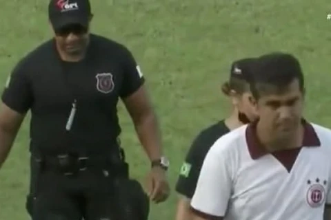 Técnico Rafael Soriano, da Desportiva é demitido por dar cabeçada em bandeirinha.