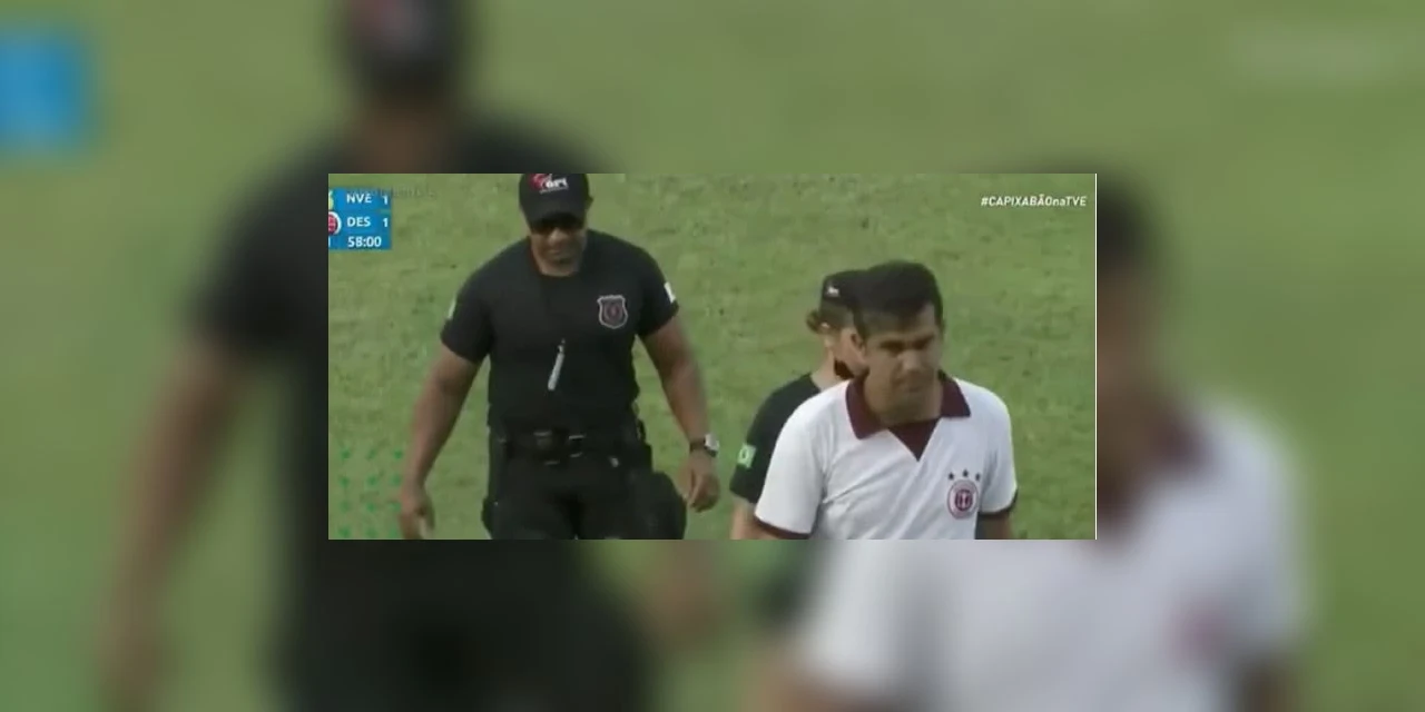 Técnico Rafael Soriano, da Desportiva é demitido por dar cabeçada em bandeirinha.