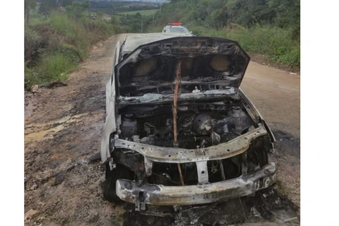 Veiculo roubado em Curitiba é encontrado queimado em bairro de PG