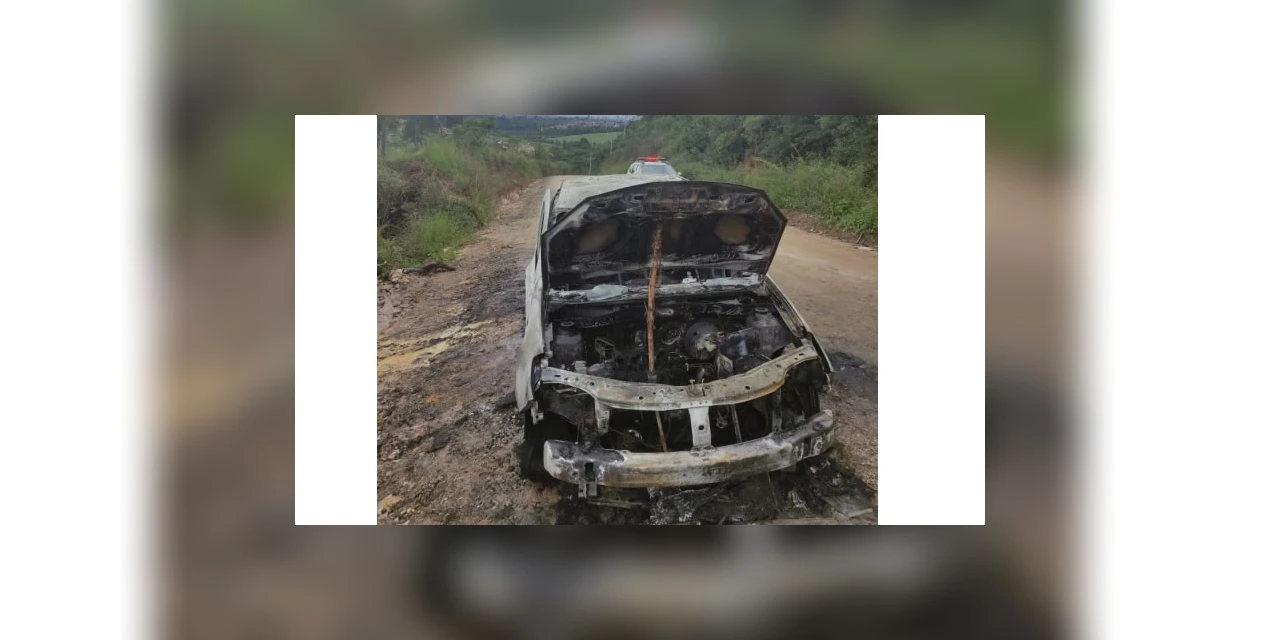 Veiculo roubado em Curitiba é encontrado queimado em bairro de PG