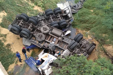 Caminhão despenca de ponte, após colisão na PR-239, em Sengés