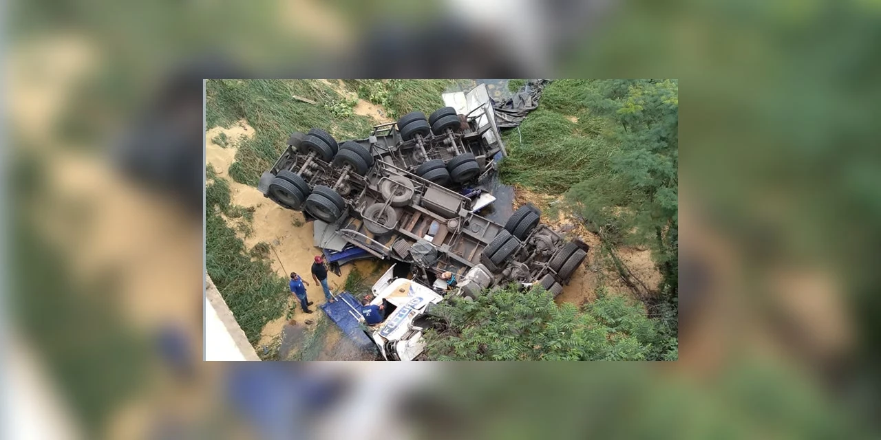 Caminhão despenca de ponte, após colisão na PR-239, em Sengés