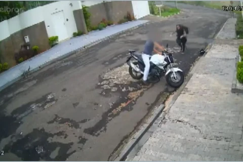 Mulher luta com assaltante e impede roubo de moto em MG