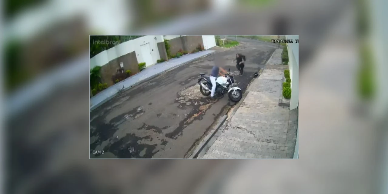 Mulher luta com assaltante e impede roubo de moto em MG