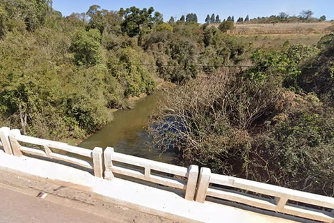 Bombeiros fazem buscas por corpo no Rio Pitangui   