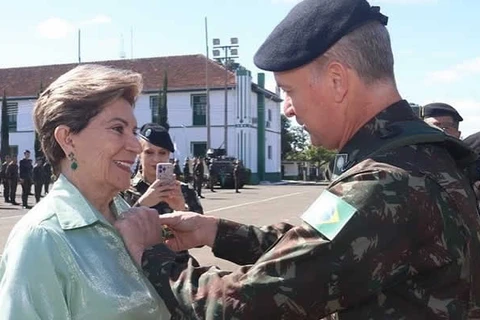 Prefeita Elizabeth recebe honraria do Exército Brasileiro