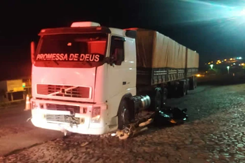 Colisão entre caminhão e motocicleta faz uma vitima fatal, na PR-092, em Arapoti.