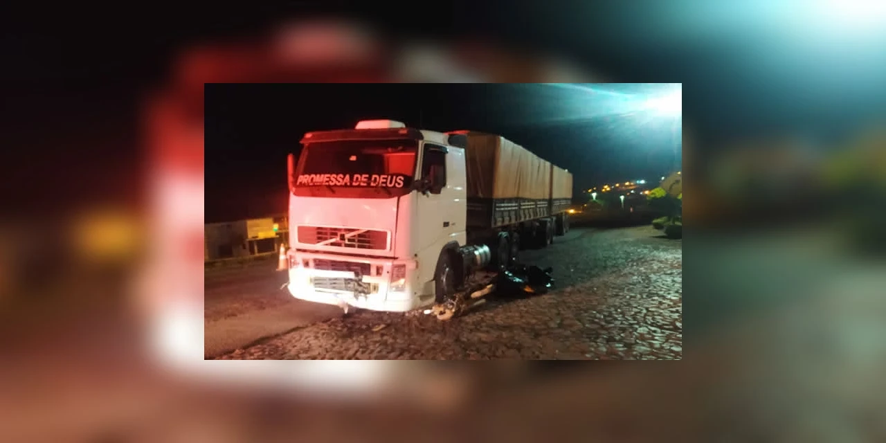 Colisão entre caminhão e motocicleta faz uma vitima fatal, na PR-092, em Arapoti.