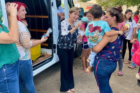 Prefeitura entrega chocolates em ação descentralizada do CRAS