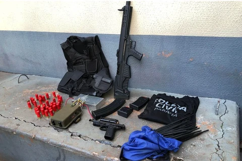 Polícia Civil apreende armas e prende três pessoas por porte ilegal no Paraná
