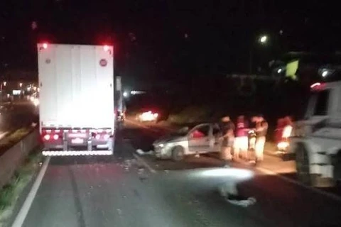 Motorista fica ferida após dirigir na contramão e colidir contra veículo na Presidente Kennedy, em PG