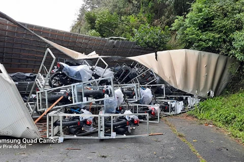 Acidente com caminhão deixa duas pessoas feridas em Pirai do Sul