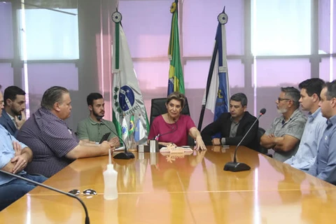 Prefeita Elizabeth garante asfalto para o Distrito Industrial