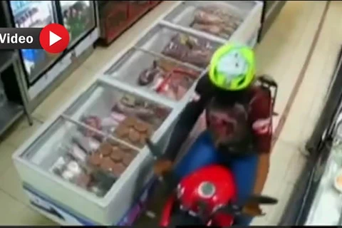 Vídeo mostra homem invadindo açougue de moto para roubar carne; em Goiânia