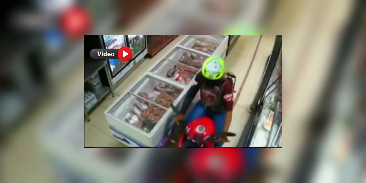 Vídeo mostra homem invadindo açougue de moto para roubar carne; em Goiânia