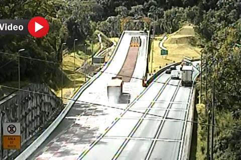 Vídeo: Caminhão com 38 toneladas de farelo perde o freio e usa área de escape na BR-376