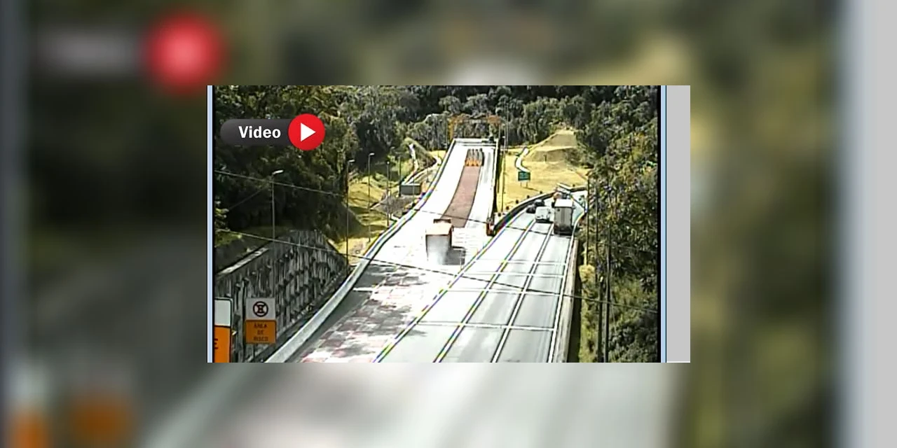 Vídeo: Caminhão com 38 toneladas de farelo perde o freio e usa área de escape na BR-376