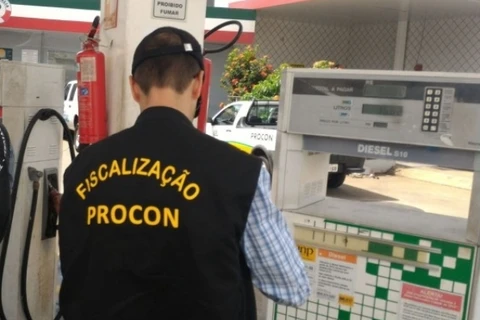 Procon autua posto de combustíveis por prática abusiva de preços e venda de produtos vencidos