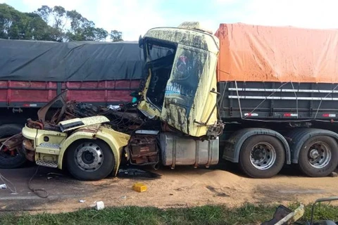 Motorista Paraguaio fica ferido após colisão entre caminhões na BR-277, na Lapa
