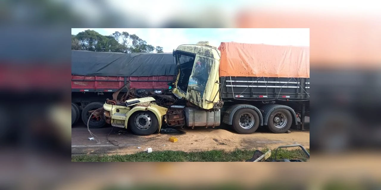 Motorista Paraguaio fica ferido após colisão entre caminhões na BR-277, na Lapa