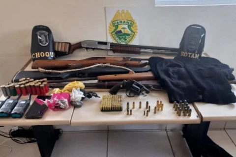 PM apreende suspeitos, armas, munições e drogas em sítio na região de Guaragi