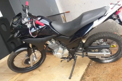 Motocicleta é furtada em frente a colégio no centro de PG