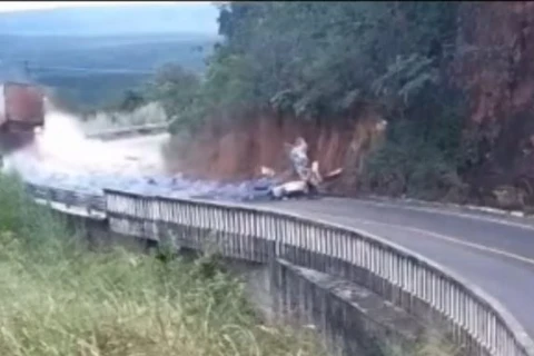 Video mostra caminhão caindo em ribanceira na Chapada dos Guimarães no Mato Grosso
