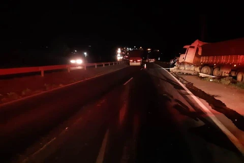 Colisão traseira entre caminhões na Presidente Kennedy deixa óleo na pista