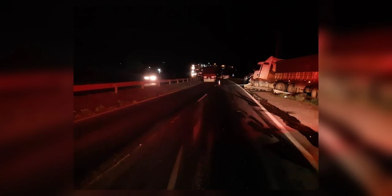 Colisão traseira entre caminhões na Presidente Kennedy deixa óleo na pista