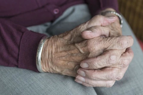 Filho agride mãe de 80 anos com tesoura para comprar drogas; diz policia