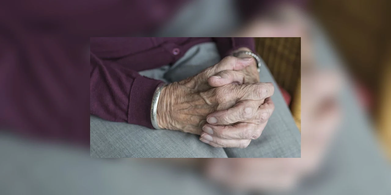 Filho agride mãe de 80 anos com tesoura para comprar drogas; diz policia