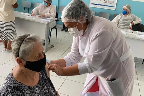 Prefeitura realiza nova etapa de vacinação contra covid-19 para idosos