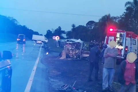 Colisão frontal deixa duas pessoas gravemente feridas na BR-373, em Imbituva