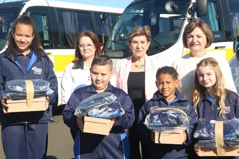 Prefeita Elizabeth entrega 3 novos ônibus, furgão e 32 mil uniformes escolares