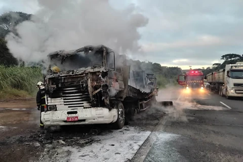Caminhão pega fogo na PR-151 em Castro e motorista sai ileso