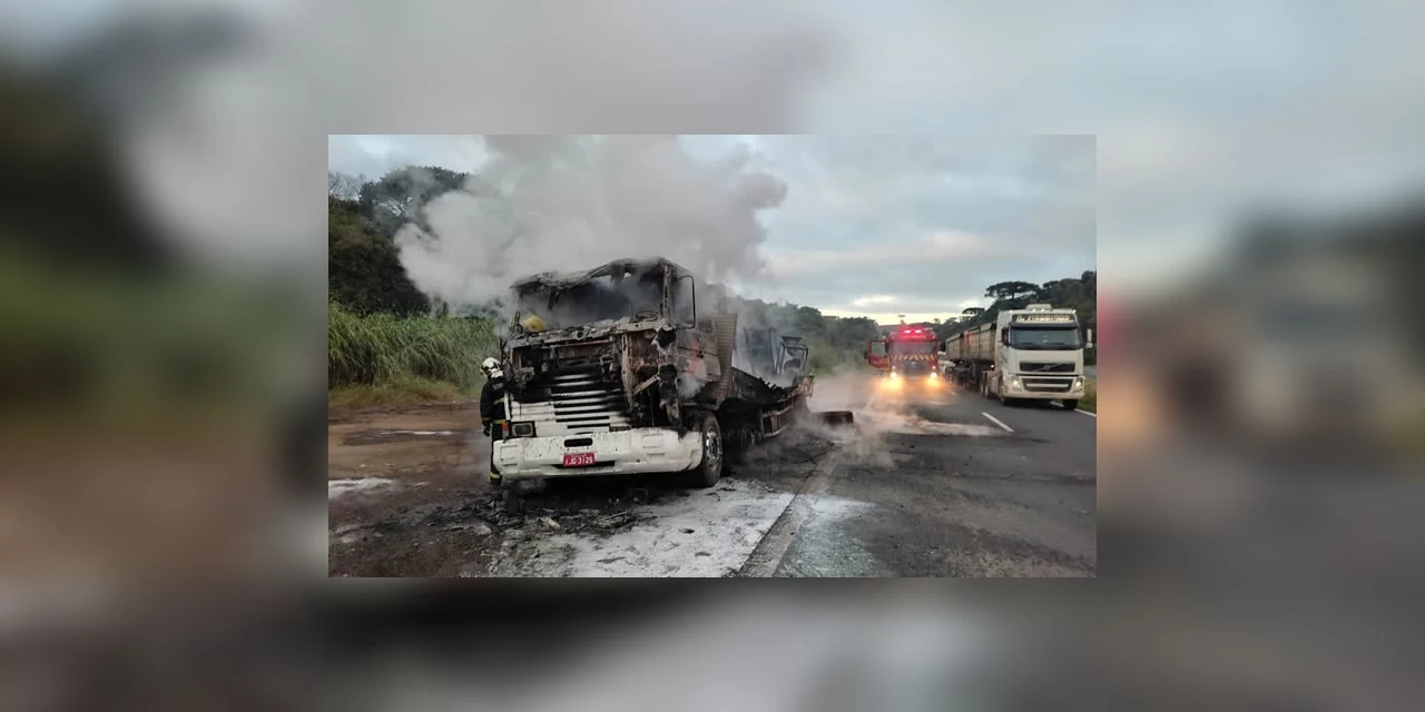 Caminhão pega fogo na PR-151 em Castro e motorista sai ileso