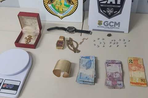 Homem com tornozeleira eletrônica é preso suspeito de tráfico de drogas, em PG