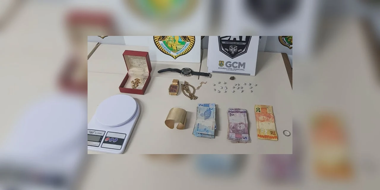 Homem com tornozeleira eletrônica é preso suspeito de tráfico de drogas, em PG