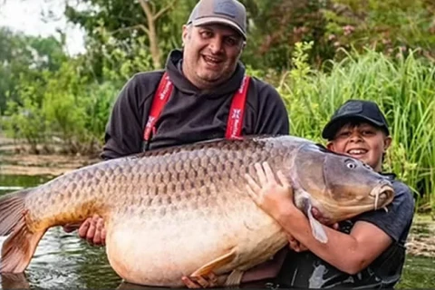 Menino pesca 'peixe gigante' de 40 quilos; veja!