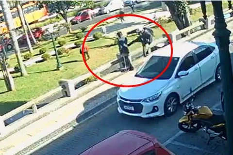 Rapaz leva ‘voadora’ no centro de PG e fica em estado grave