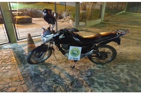 Homem é preso em flagrante com moto roubada no Jardim Tropeiros, em PG
