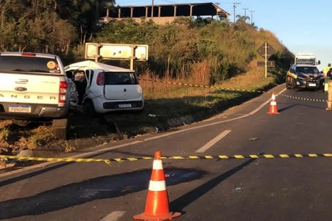 Condutor sem CNH e passageira morrem em grave acidente na BR-277, em Irati