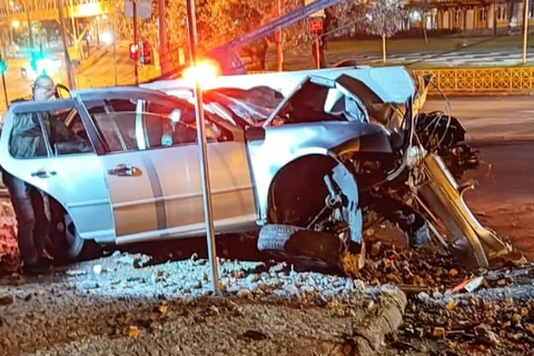 Carro bate e derruba poste em frente ao shopping Palladium em Ponta Grossa