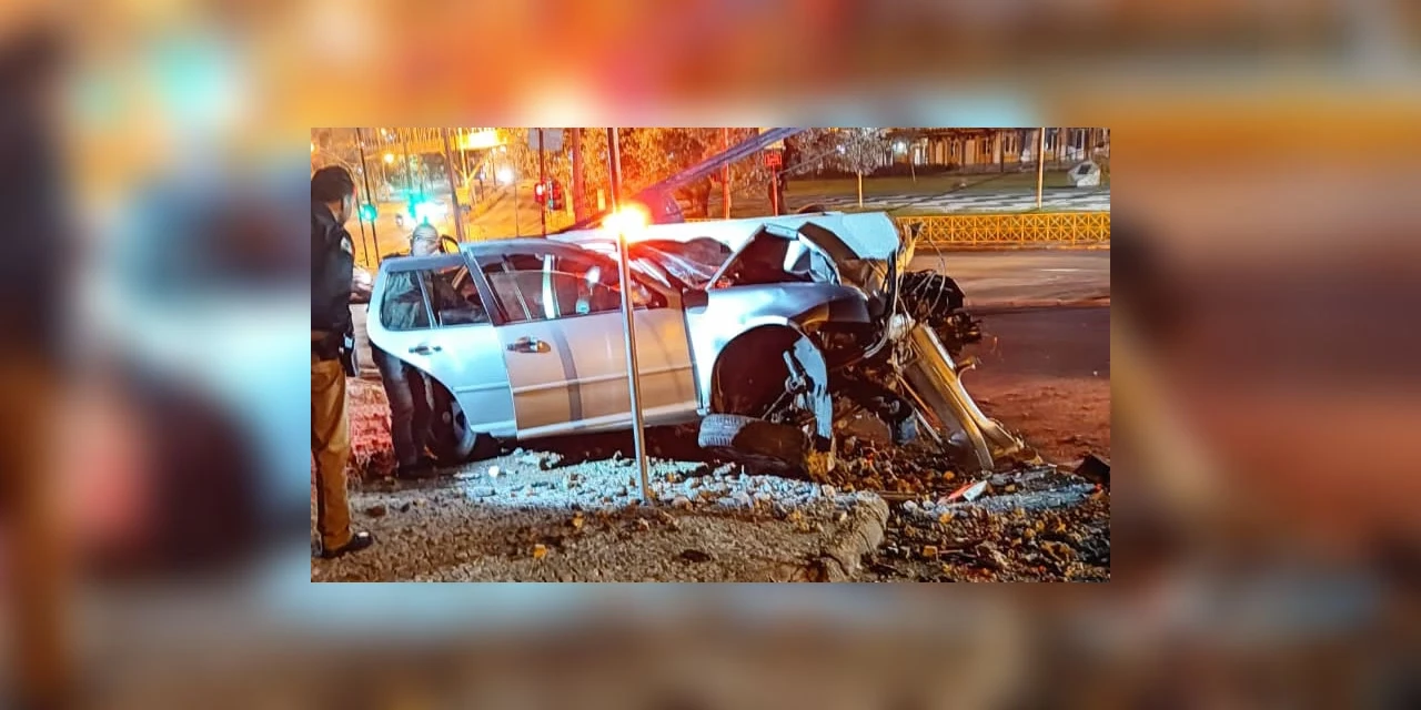 Carro bate e derruba poste em frente ao shopping Palladium em Ponta Grossa