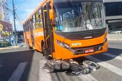 Motociclista que se envolveu em acidente com ônibus da VCG morre no hospital