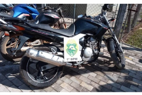Motocicleta roubada é encontrada abandonada em Vila de PG