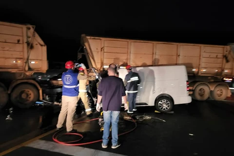 Motorista fica preso às ferragens após acidente na Souza Naves