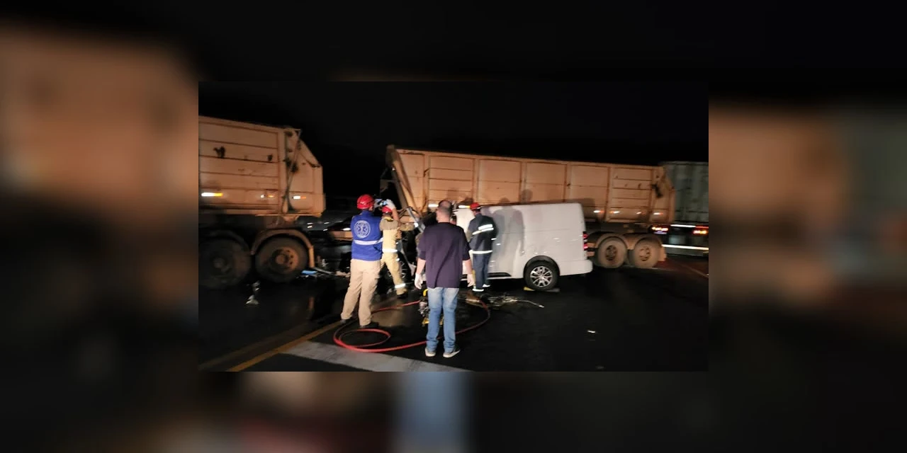 Motorista fica preso às ferragens após acidente na Souza Naves