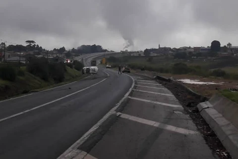Pickup capota após bater em barranco na PR-151, em Carambei